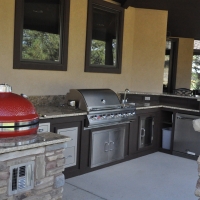 1609D - Stone Veneer Column Outdoor Kitchen Granite